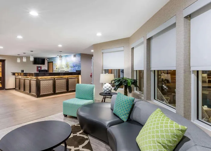 Hotel with pool: Baymont By Wyndham Pella