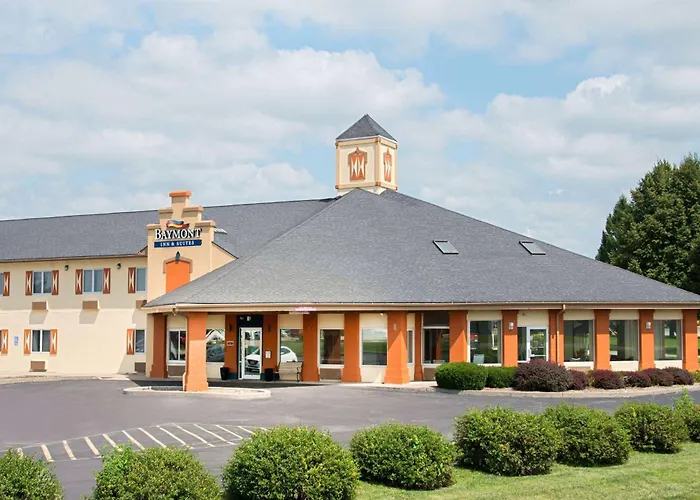 Hotel with pool: Baymont By Wyndham Pella